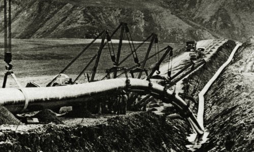 Photo: Wikimedia from https://upload.wikimedia.org/wikipedia/commons/9/9d/Trans_Alaska_Pipeline_construction_through_Brooks_Range.jpg