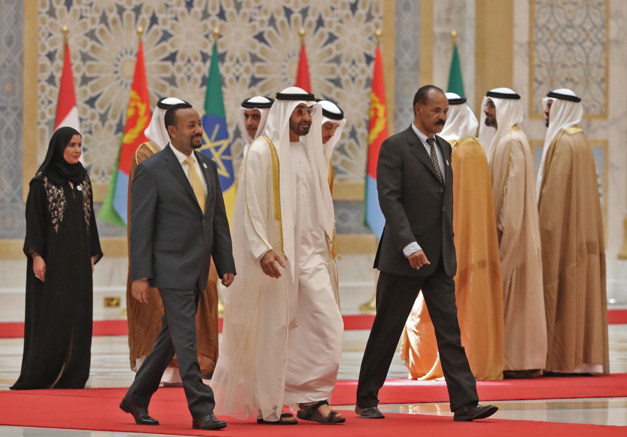 Abu Dhabi's Crown Prince Sheikh Mohammed bin Zayed Al Nahyan receives Ethiopian Prime Minister Abiy Ahmed (L) and Eritrean President Isaias Afwerki (R) at the presidential palace in Abu Dhabi on July 24, 2018.